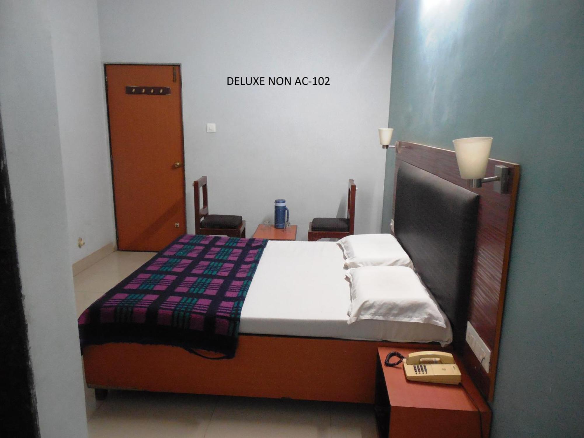 Hotel Silver Springs Ахмедабад Номер фото