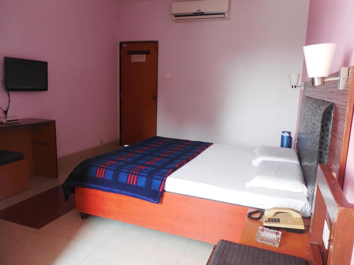 Hotel Silver Springs Ахмедабад Экстерьер фото