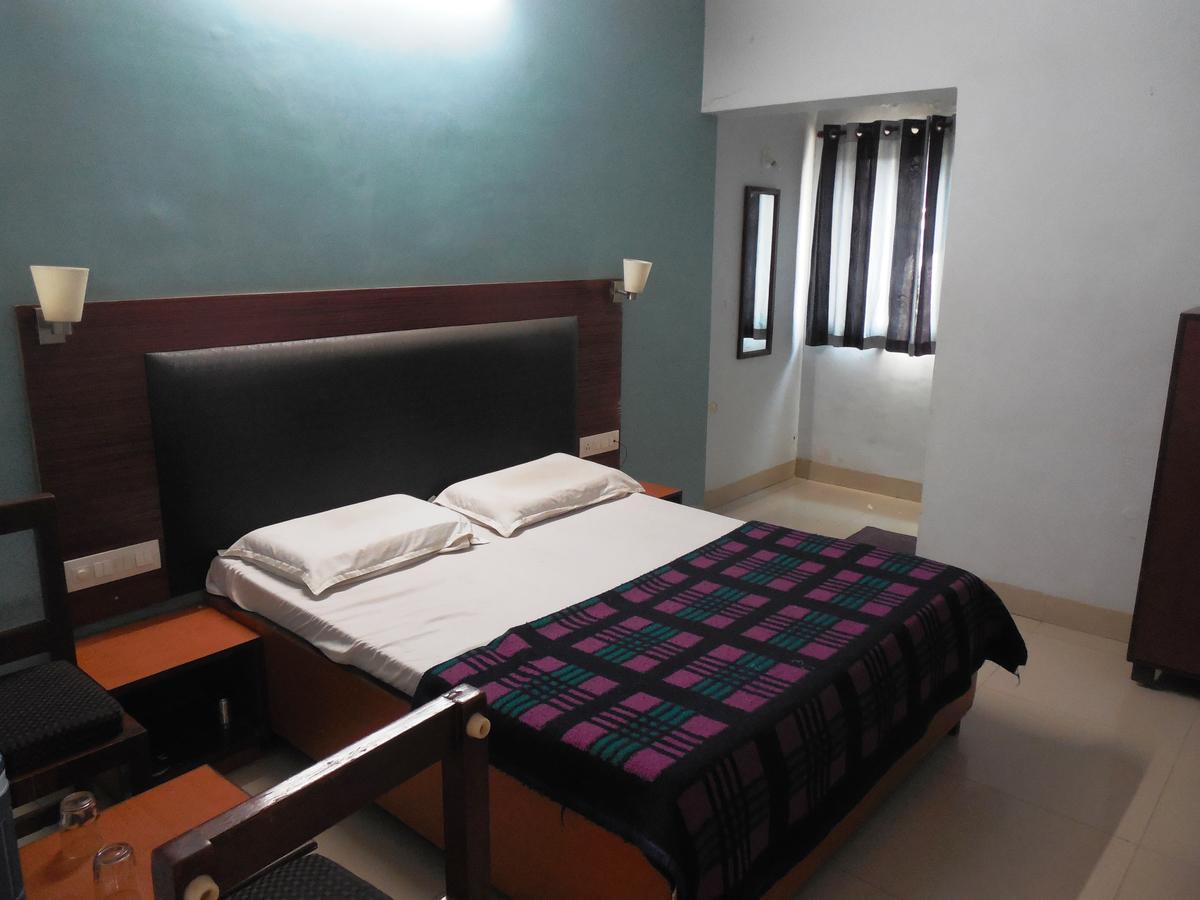 Hotel Silver Springs Ахмедабад Экстерьер фото