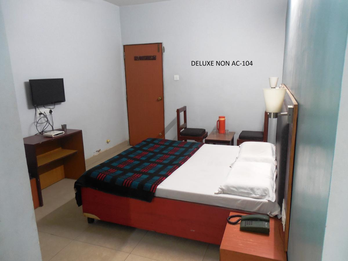 Hotel Silver Springs Ахмедабад Экстерьер фото