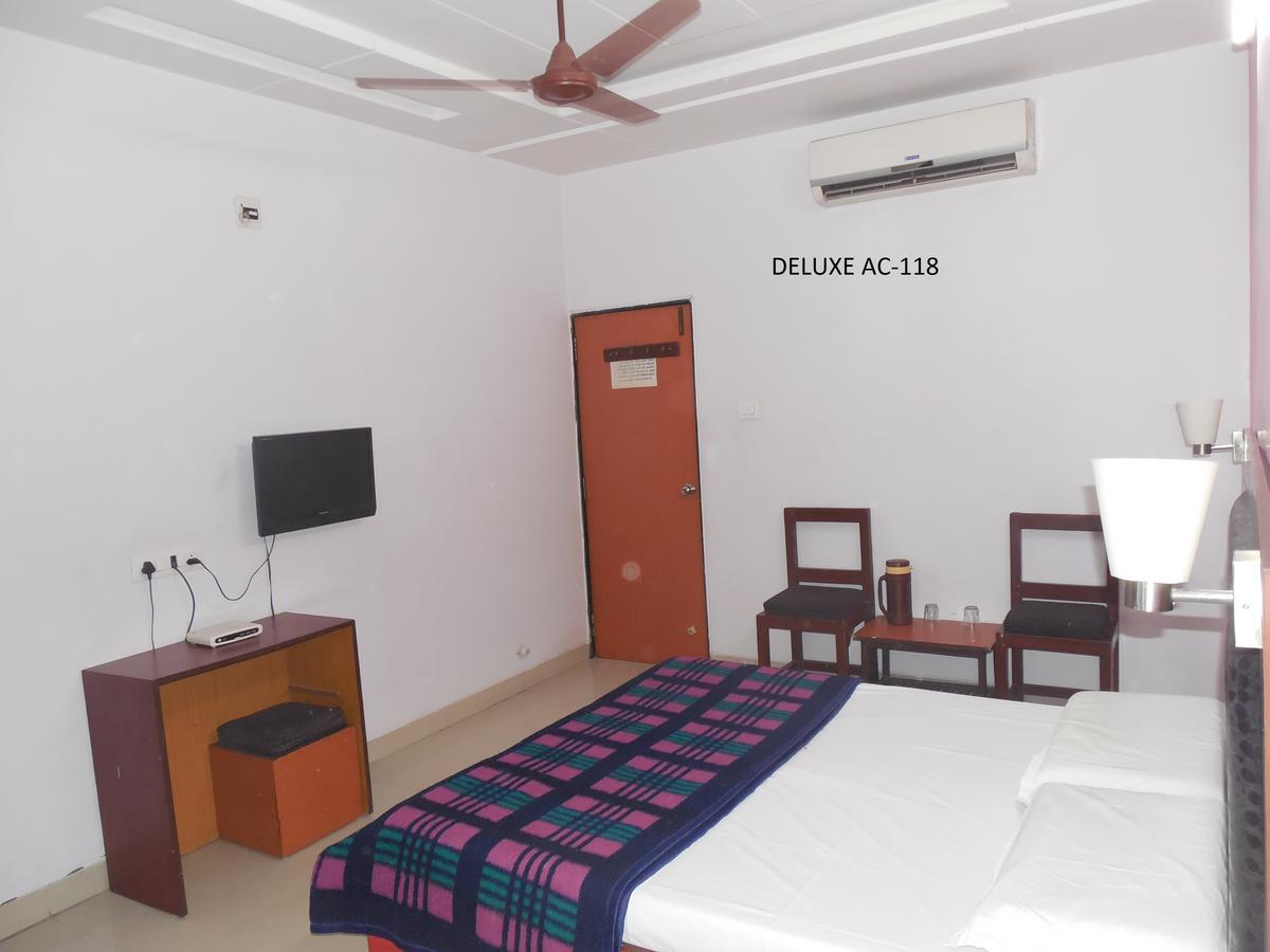 Hotel Silver Springs Ахмедабад Экстерьер фото
