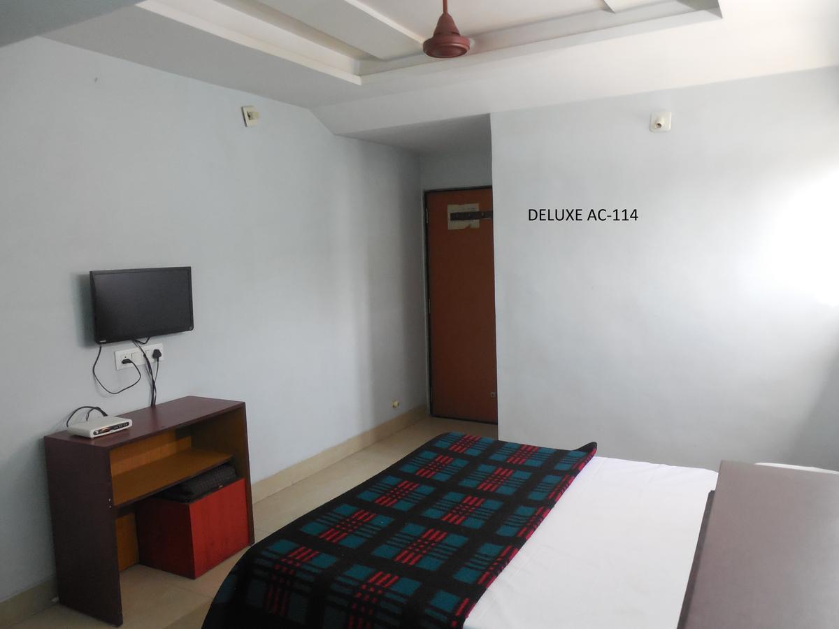 Hotel Silver Springs Ахмедабад Экстерьер фото