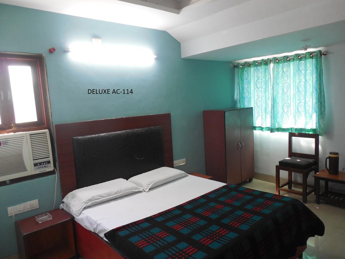Hotel Silver Springs Ахмедабад Экстерьер фото