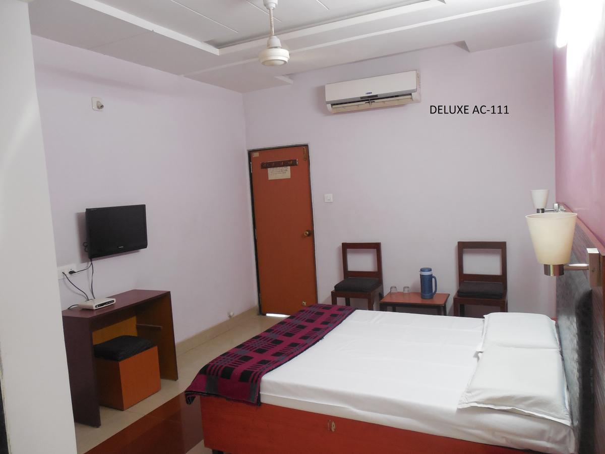 Hotel Silver Springs Ахмедабад Экстерьер фото