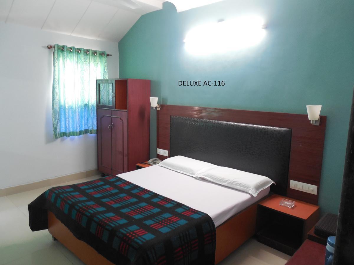 Hotel Silver Springs Ахмедабад Экстерьер фото