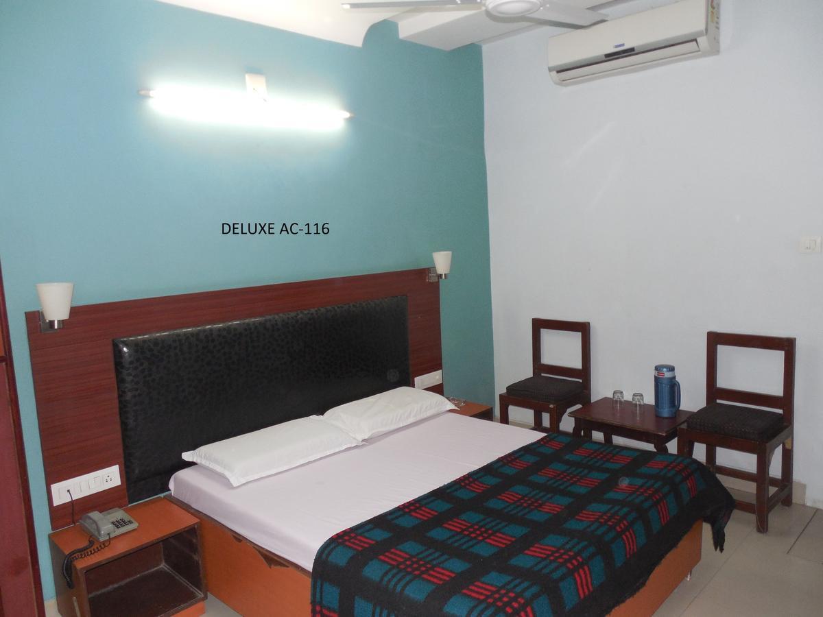 Hotel Silver Springs Ахмедабад Экстерьер фото